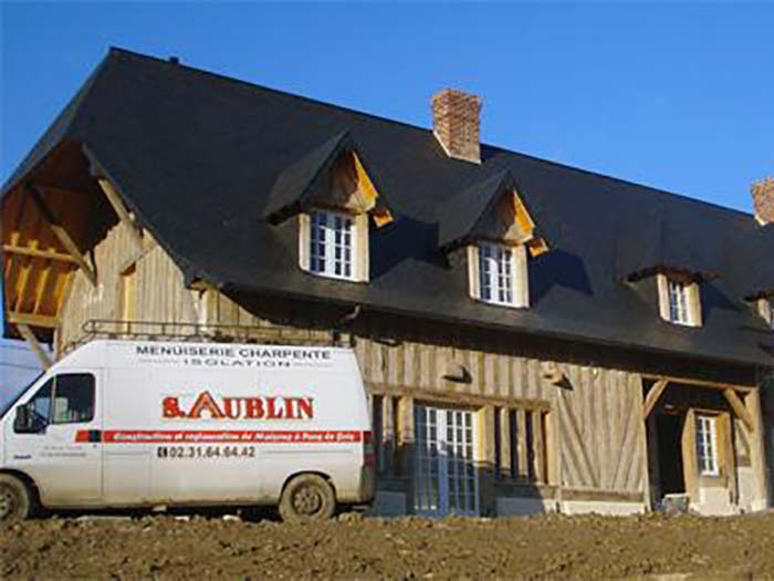 camion entreprise devant chantier