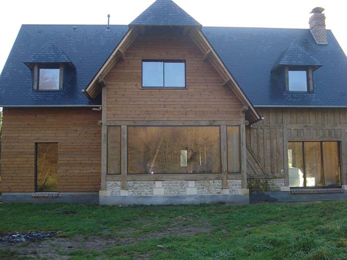 maison en bois avec tuile en ardoise renovation