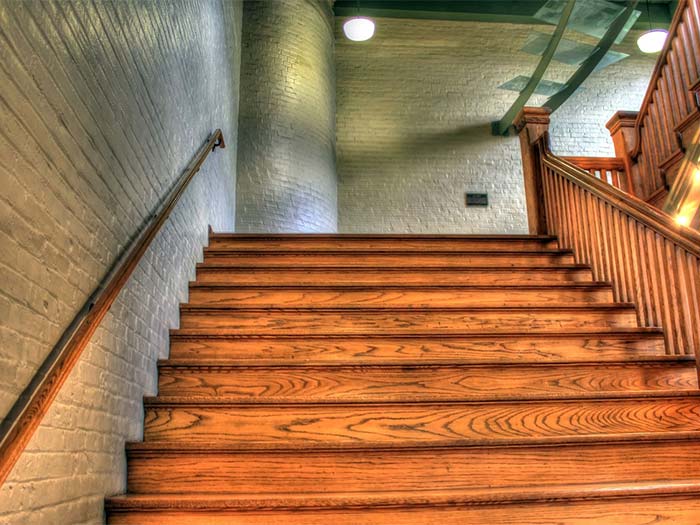 large escalier en bois vue d'en bas