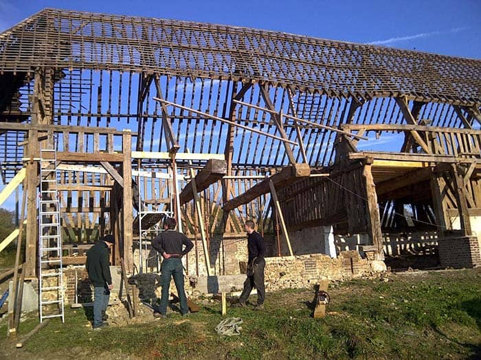 ancienne grange avec charpente en bois