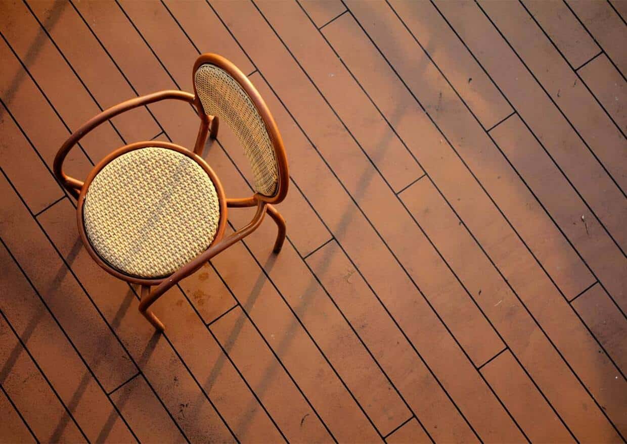 chaise en bois et rotin posée sur une terrasse