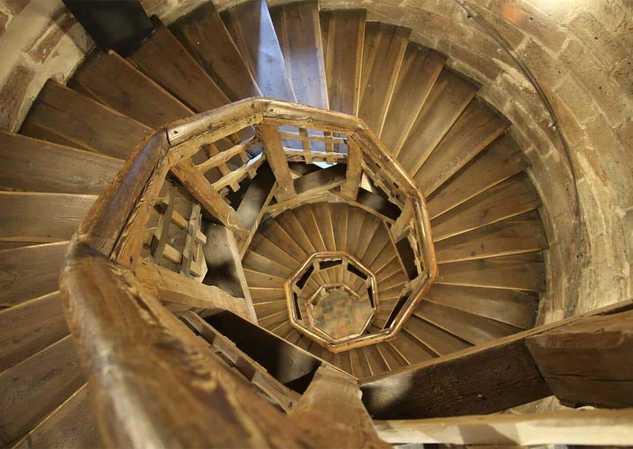 Escaliers en colimaçon tout en bois ancien